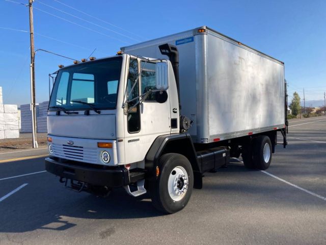Sterling 18ft Box Truck w Cummins 2.jpg